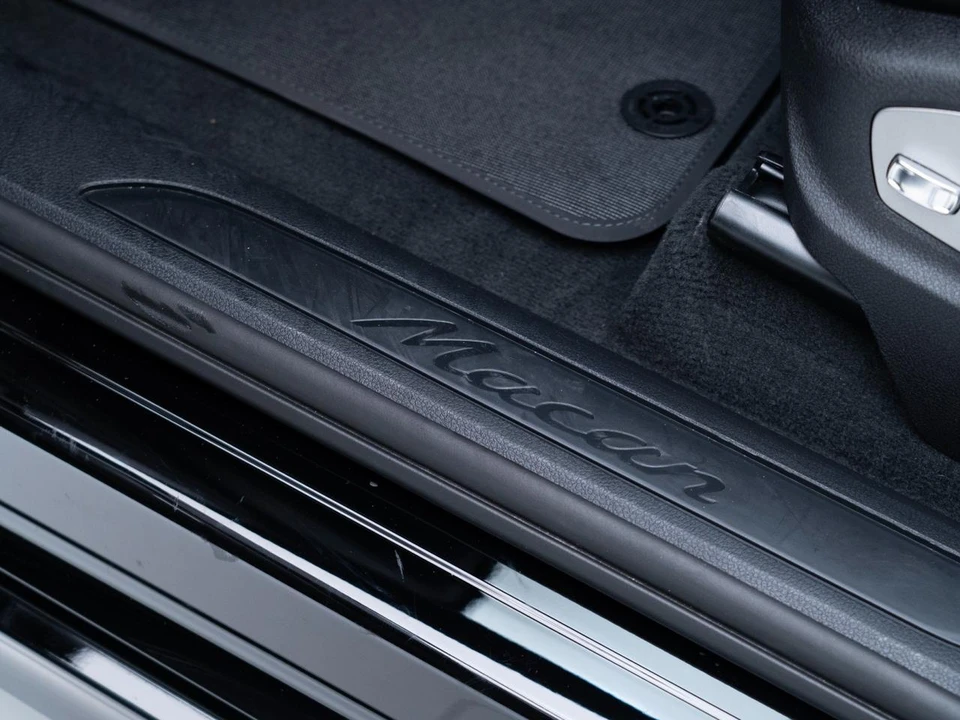 2026 Porsche Macan - Image 15 of 31