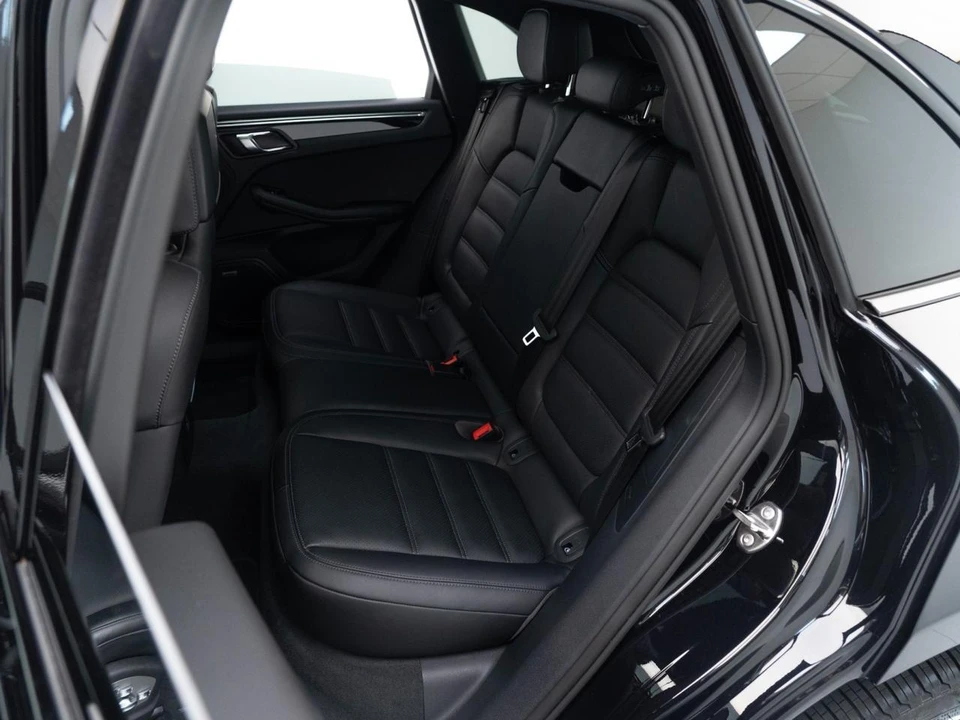 2026 Porsche Macan - Image 29 of 31