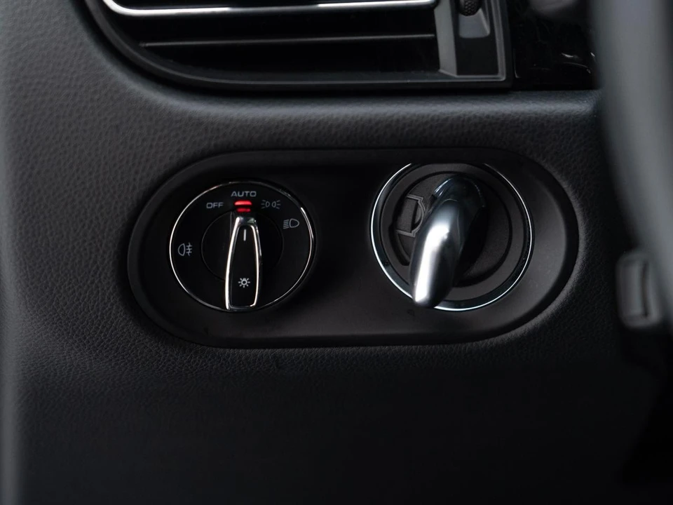 2026 Porsche Macan - Image 28 of 31