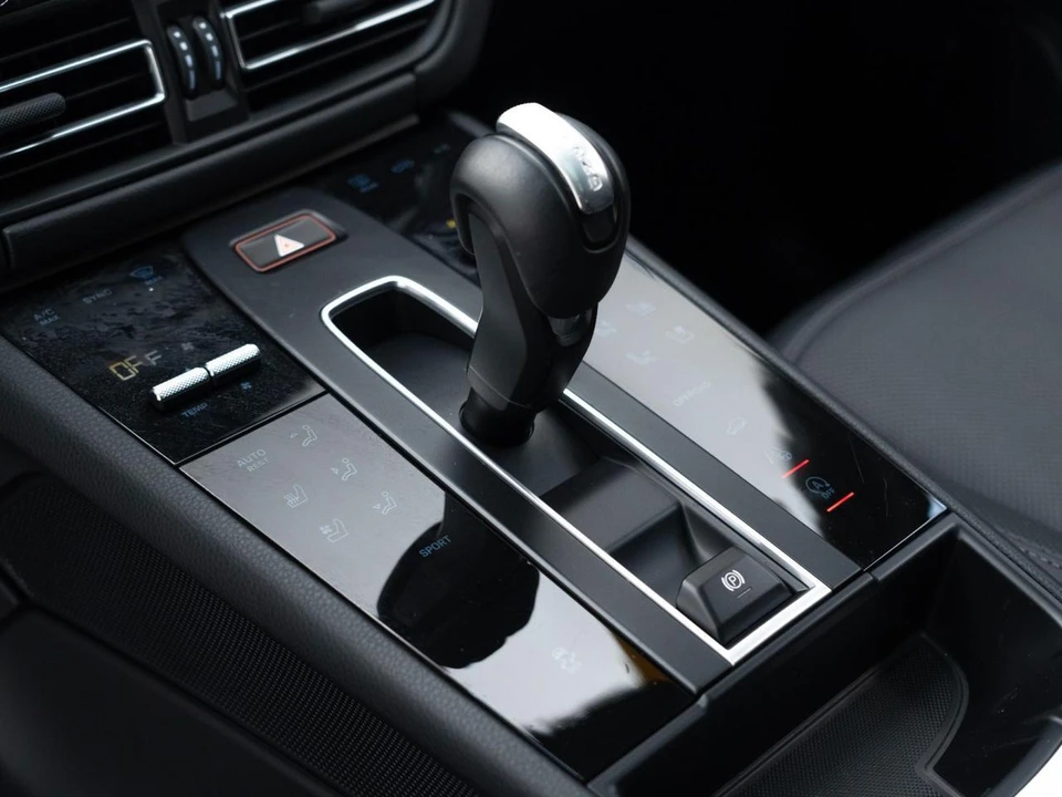 2026 Porsche Macan - Image 27 of 31
