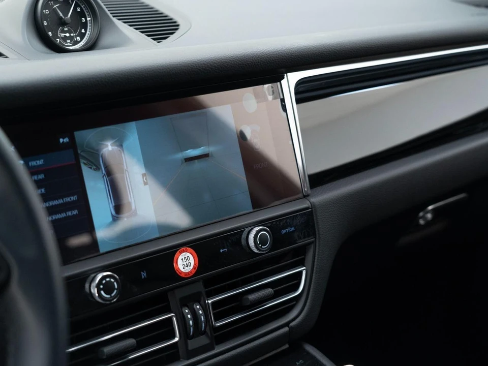 2026 Porsche Macan - Image 26 of 31