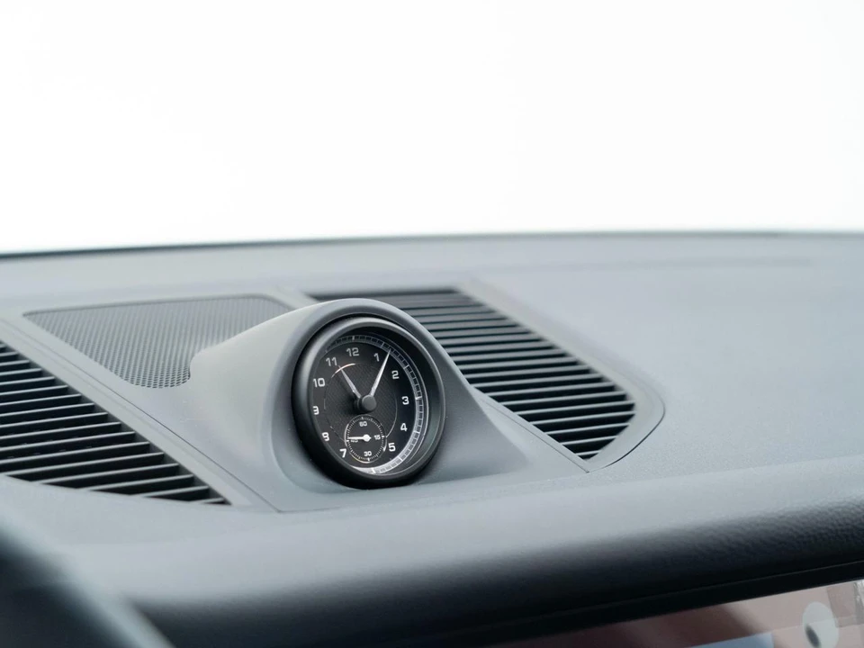 2026 Porsche Macan - Image 25 of 31