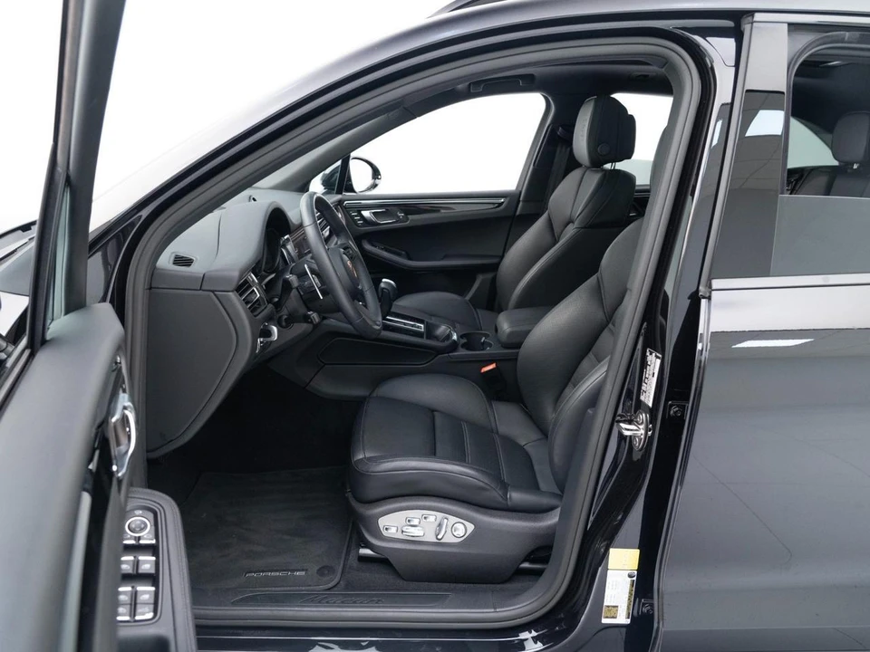 2026 Porsche Macan - Image 18 of 31