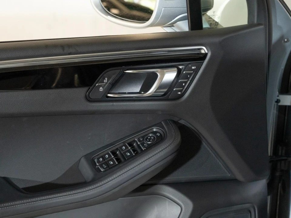 2026 Porsche Macan - Image 22 of 31