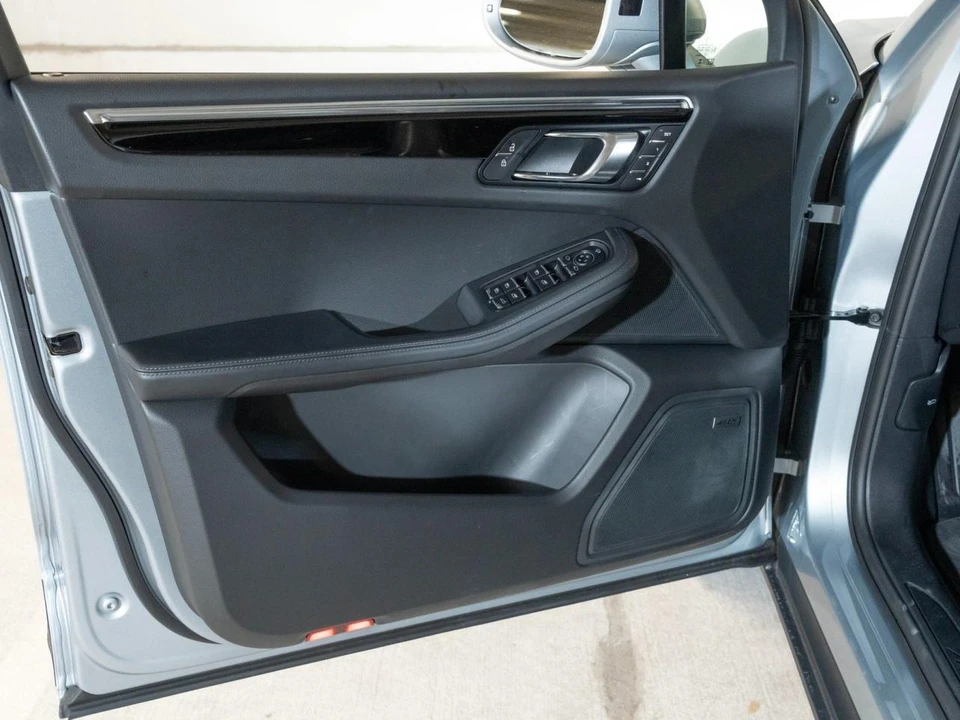 2026 Porsche Macan - Image 21 of 31