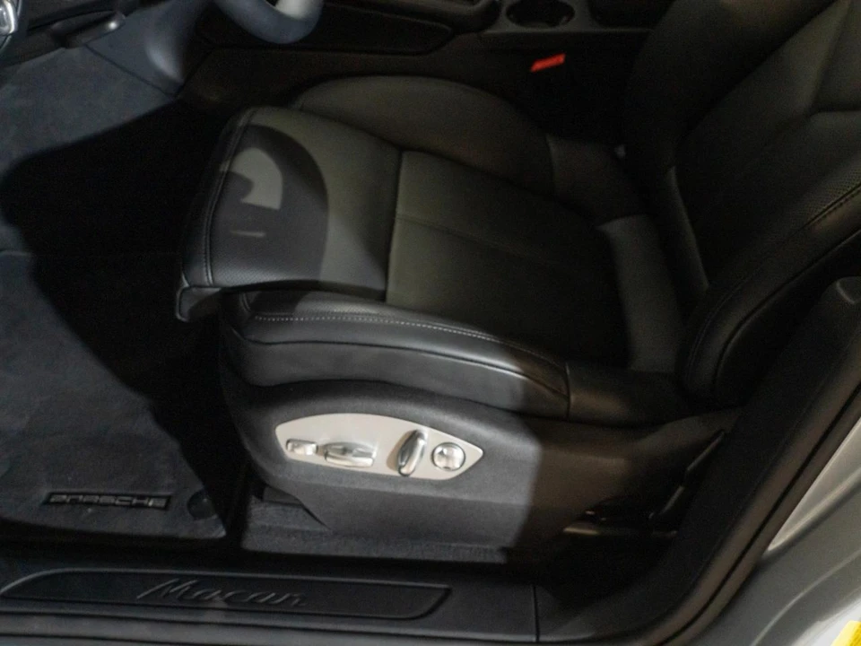2026 Porsche Macan - Image 16 of 31