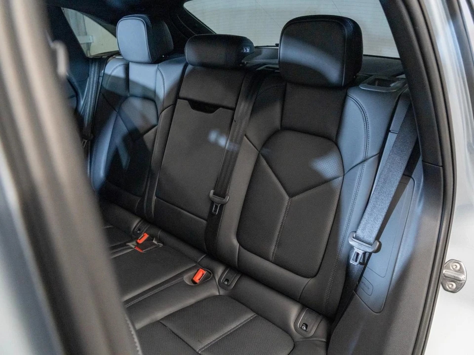 2026 Porsche Macan - Image 30 of 31