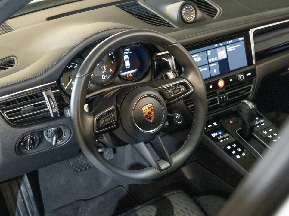 2026 Porsche Macan - Image 18 of 31