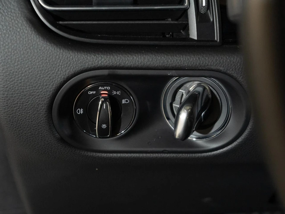 2026 Porsche Macan - Image 29 of 31