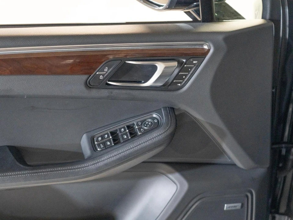 2026 Porsche Macan Electric - Image 18 of 30