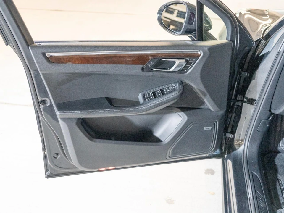 2026 Porsche Macan Electric - Image 17 of 30