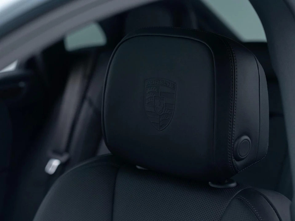2026 Porsche Macan - Image 18 of 31