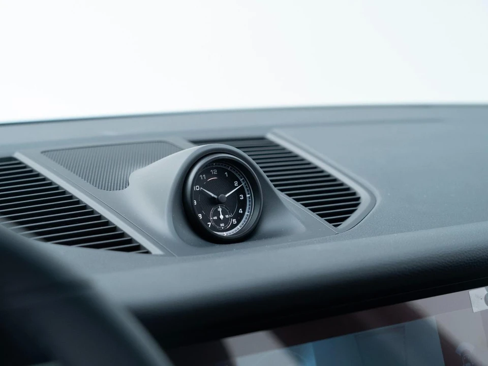 2026 Porsche Macan - Image 24 of 31