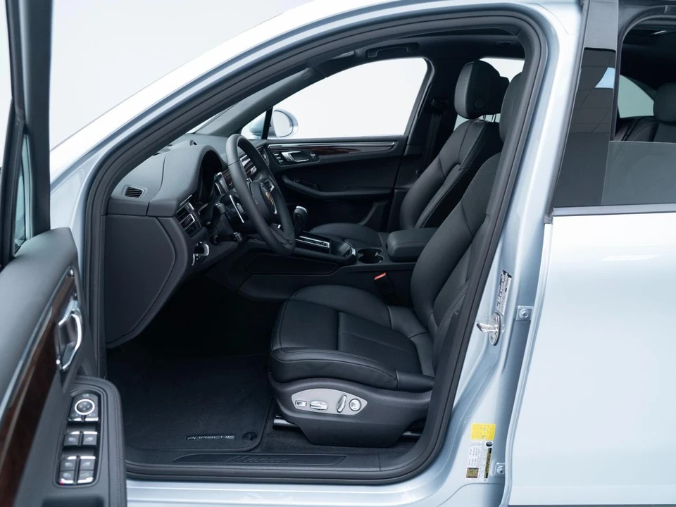 2026 Porsche Macan - Image 17 of 31