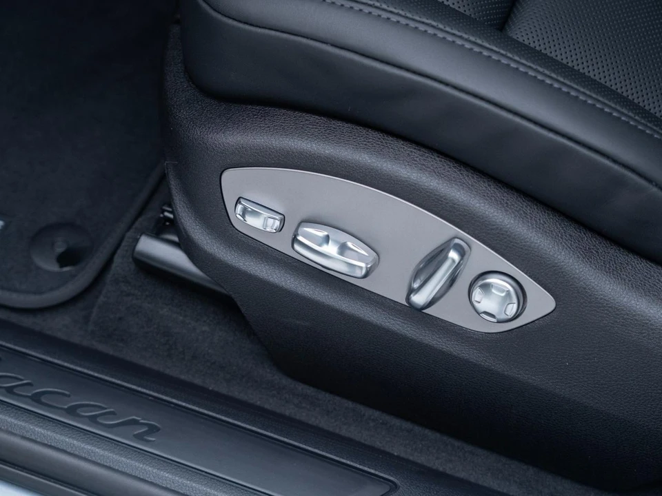 2026 Porsche Macan - Image 15 of 31