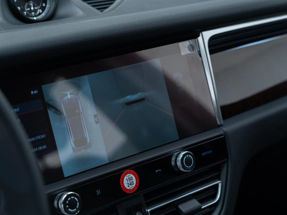 2026 Porsche Macan - Image 25 of 31