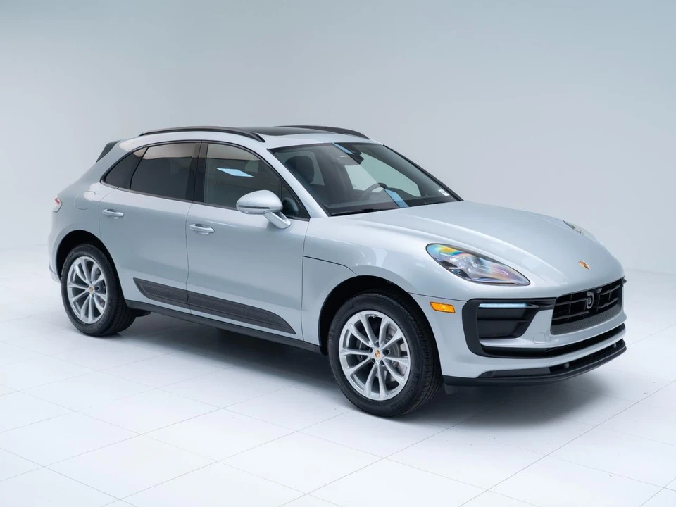 2026 Porsche Macan - Image 7 of 31