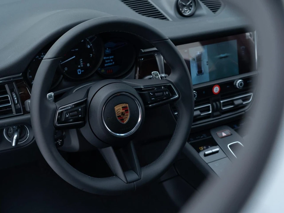 2026 Porsche Macan - Image 19 of 31