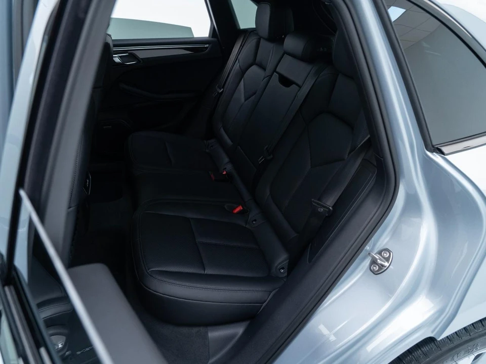 2026 Porsche Macan - Image 28 of 31