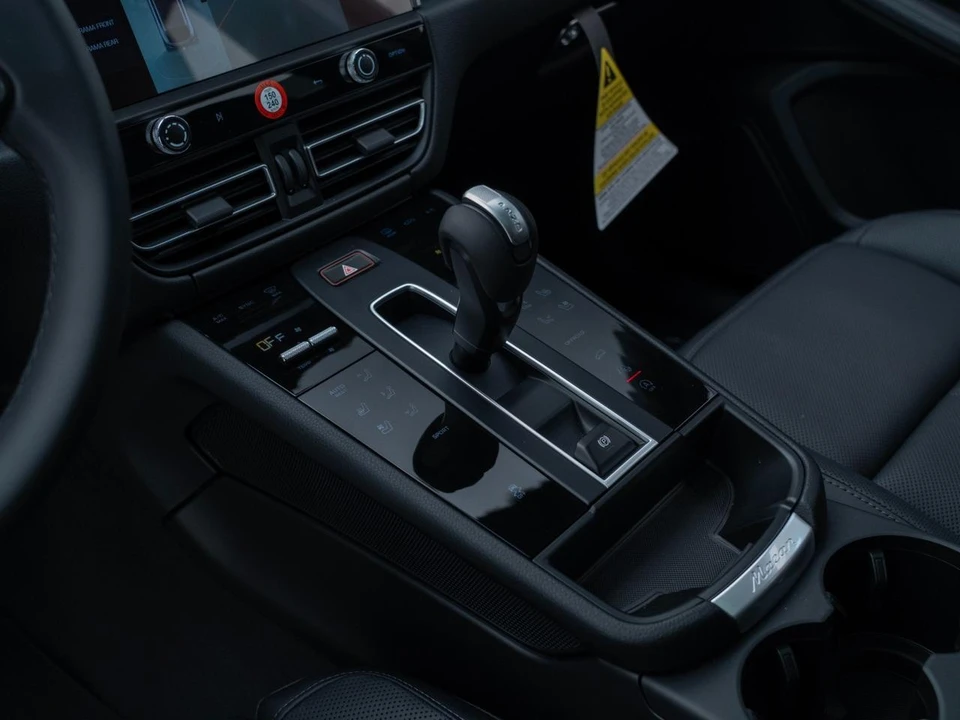 2026 Porsche Macan - Image 26 of 31