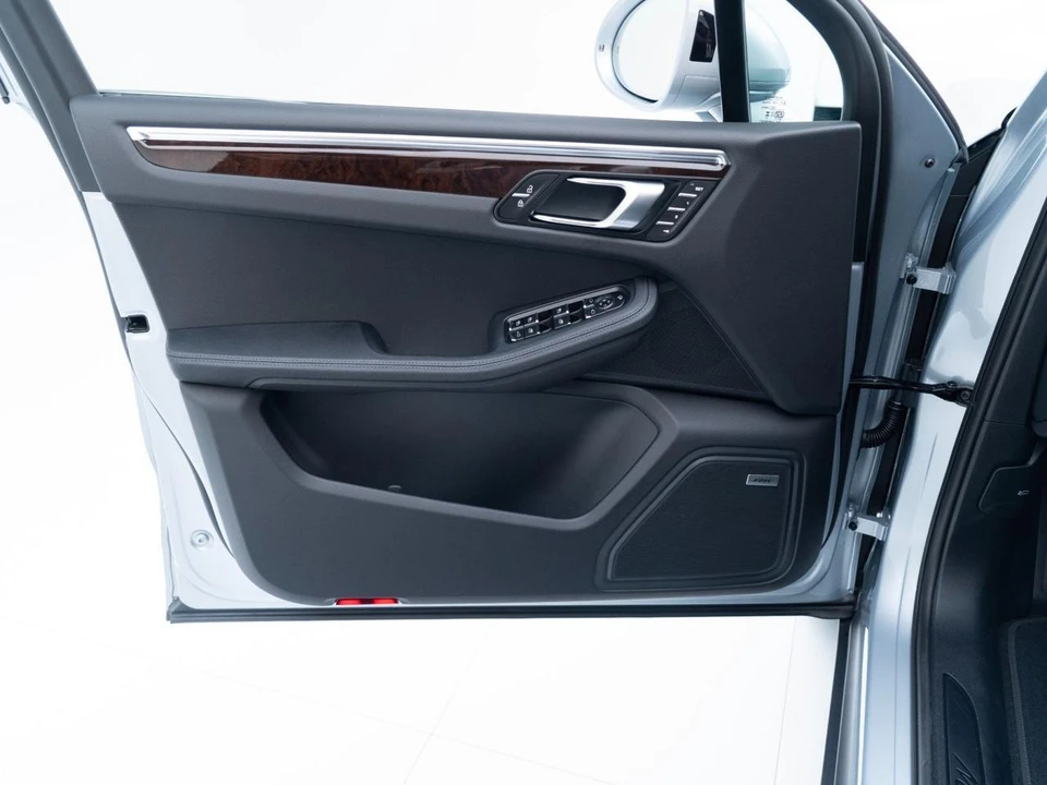 2026 Porsche Macan - Image 20 of 31