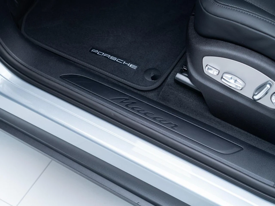2026 Porsche Macan - Image 14 of 31