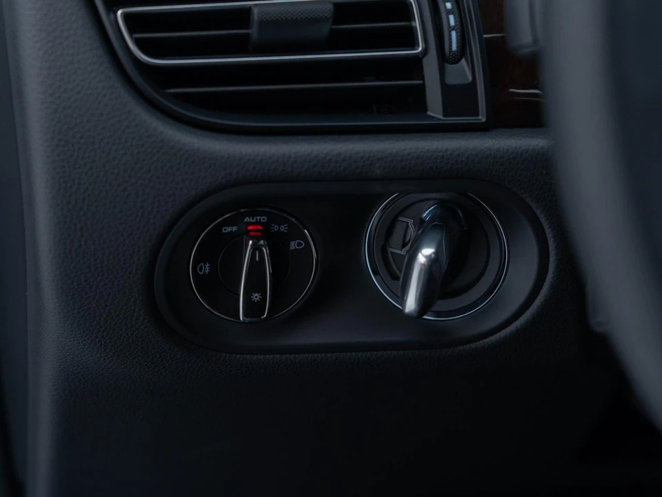 2026 Porsche Macan - Image 27 of 31