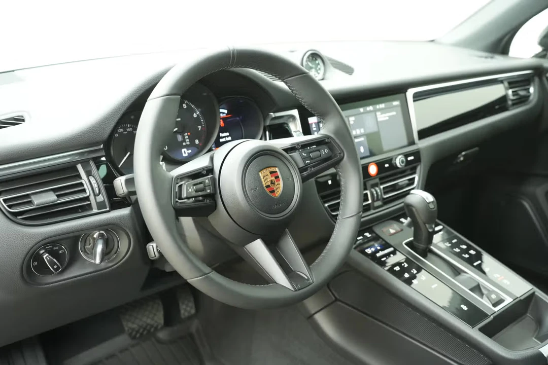 2026 Porsche Macan - Image 28 of 31
