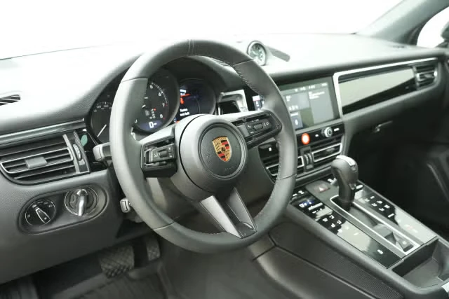 2026 Porsche Macan - Image 26 of 31