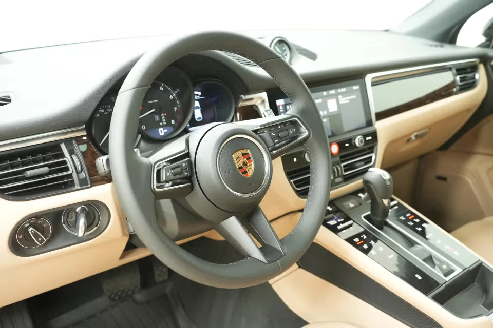 2026 Porsche Macan - Image 27 of 31