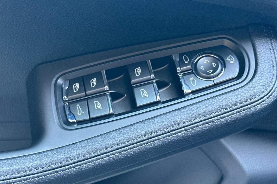 2026 Porsche Macan Electric - Image 13 of 31