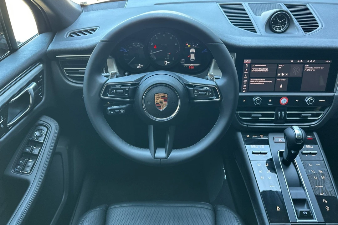 2026 Porsche Macan Electric - Image 16 of 31