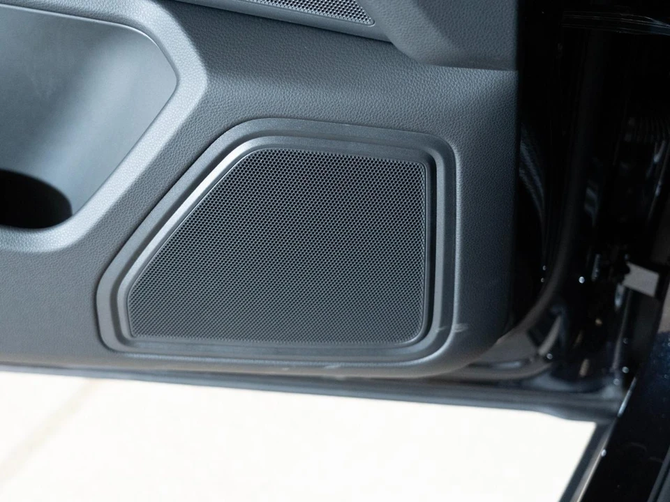 2026 Porsche Macan - Image 18 of 26