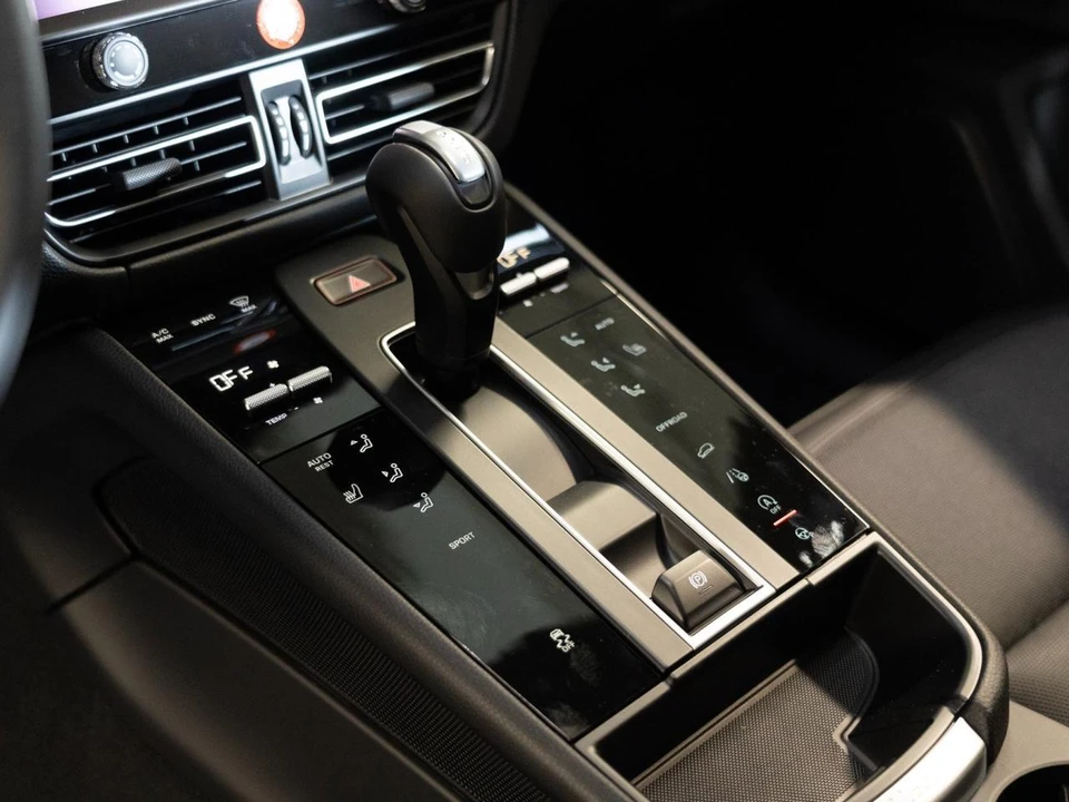 2026 Porsche Macan - Image 22 of 26