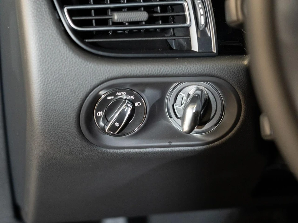 2026 Porsche Macan - Image 23 of 26