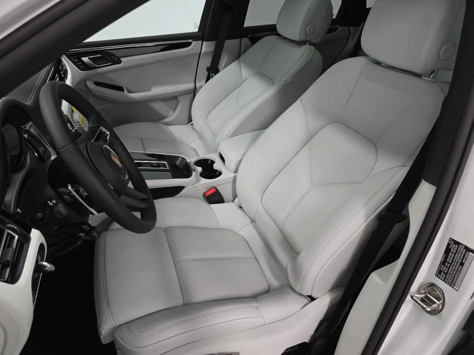 2026 Porsche Macan - Image 5 of 5