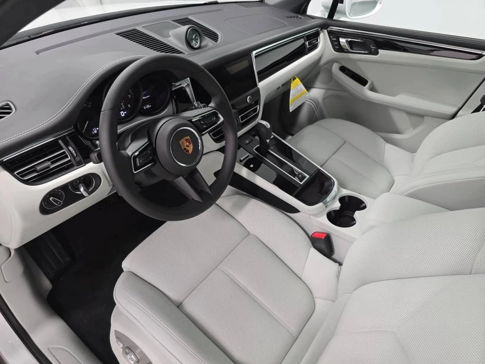2026 Porsche Macan - Image 4 of 5