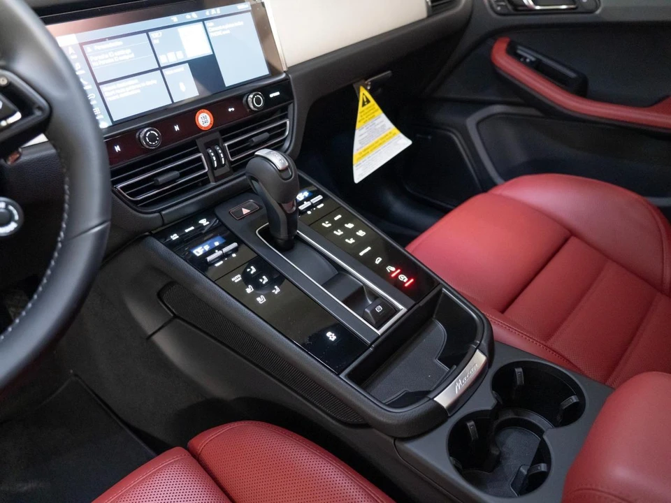 2026 Porsche Macan Electric - Image 22 of 28