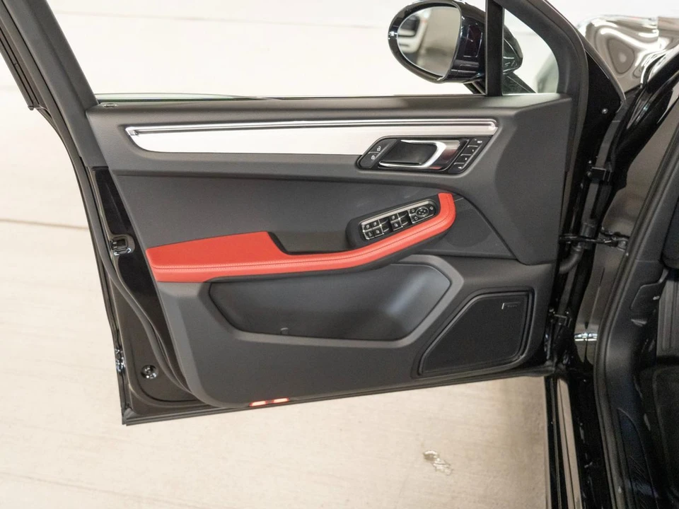 2026 Porsche Macan Electric - Image 16 of 28