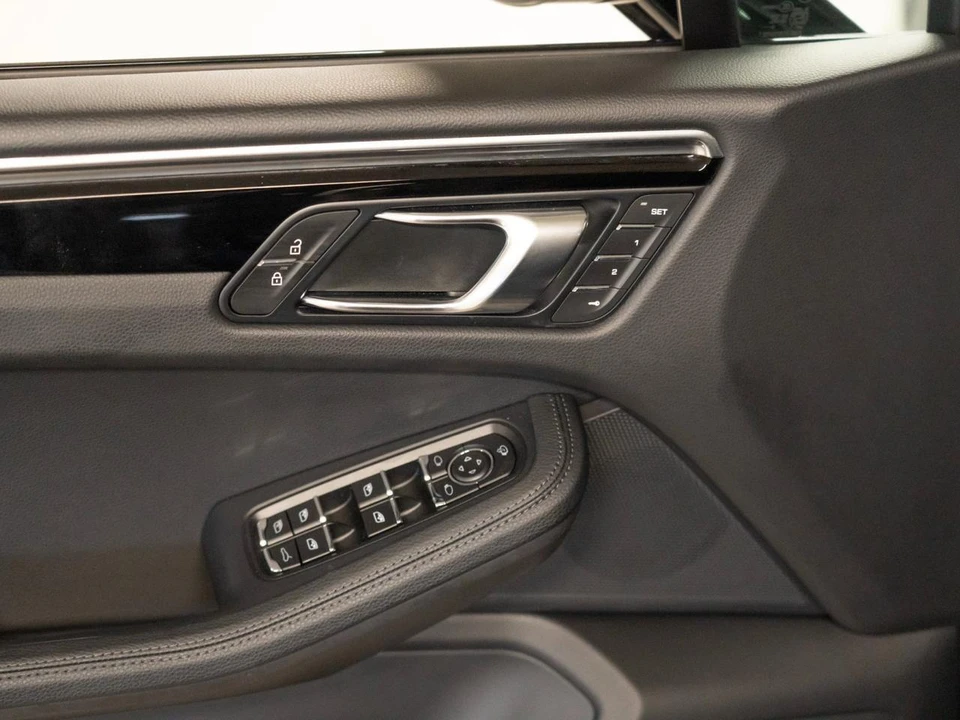 2026 Porsche Macan Electric - Image 18 of 30