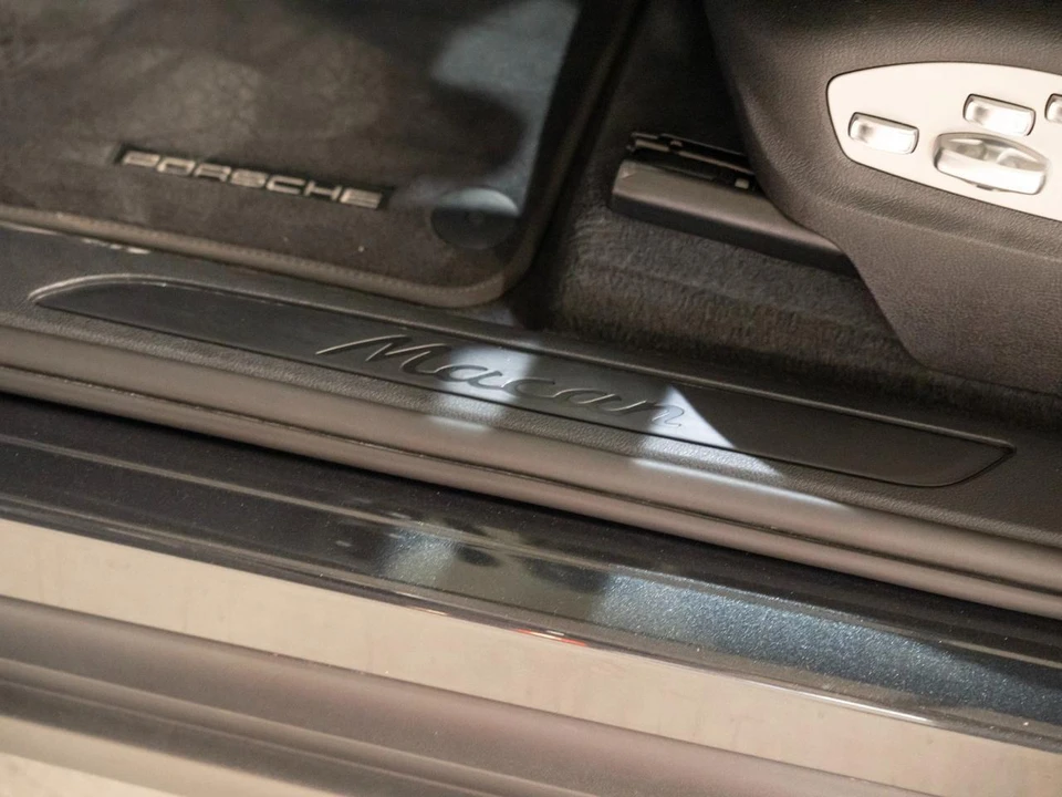 2026 Porsche Macan Electric - Image 13 of 30