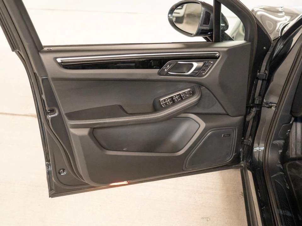 2026 Porsche Macan Electric - Image 17 of 30