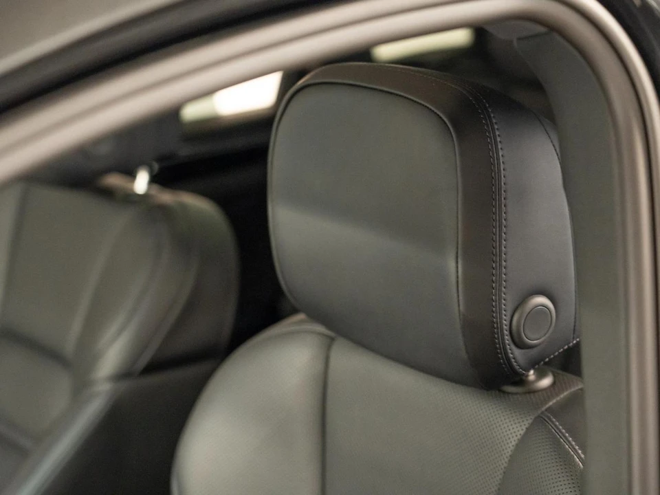 2026 Porsche Macan Electric - Image 26 of 30