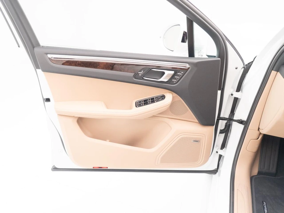 2026 Porsche Macan - Image 20 of 31
