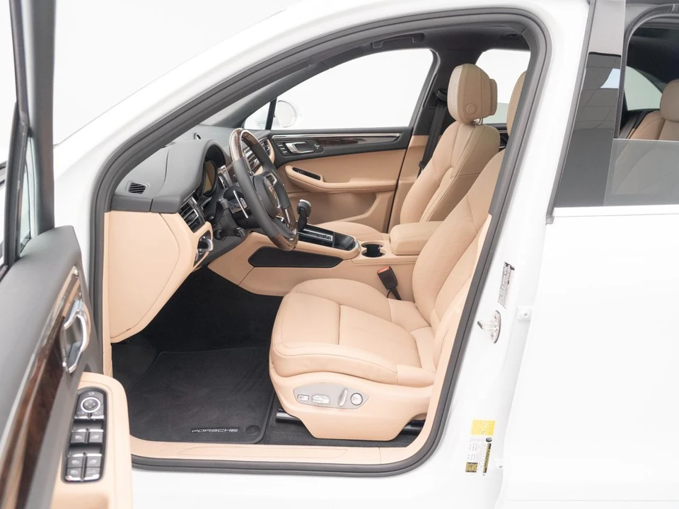 2026 Porsche Macan - Image 17 of 31