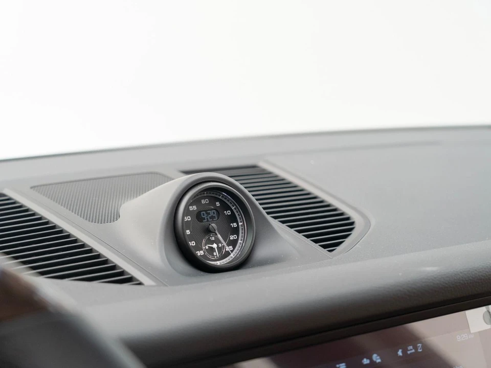 2026 Porsche Macan - Image 24 of 31