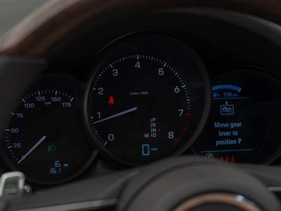 2026 Porsche Macan - Image 23 of 31