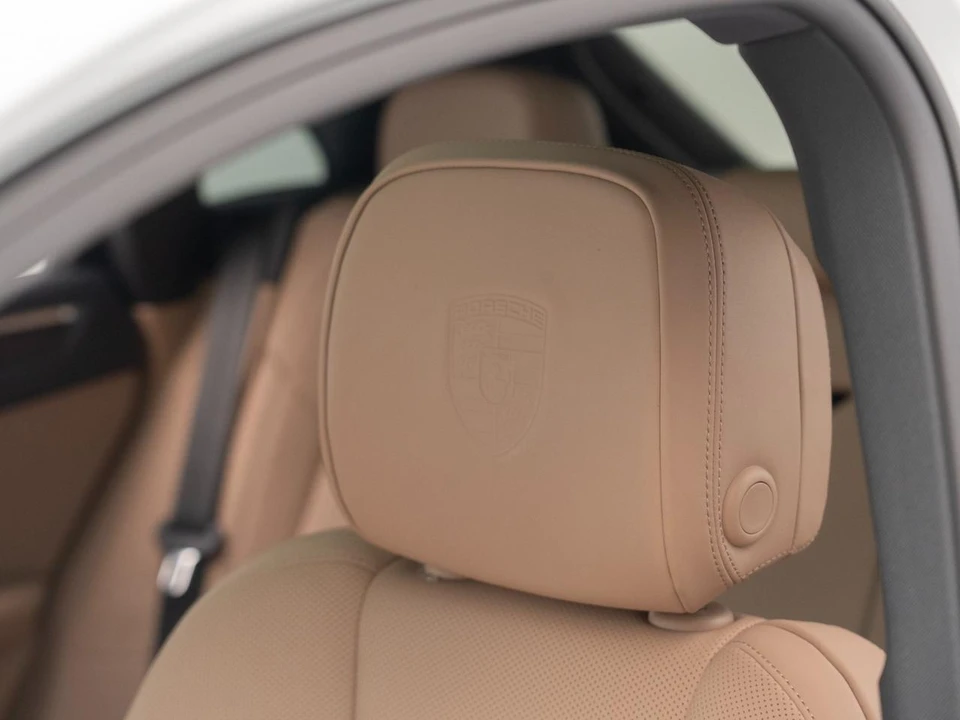 2026 Porsche Macan - Image 18 of 31