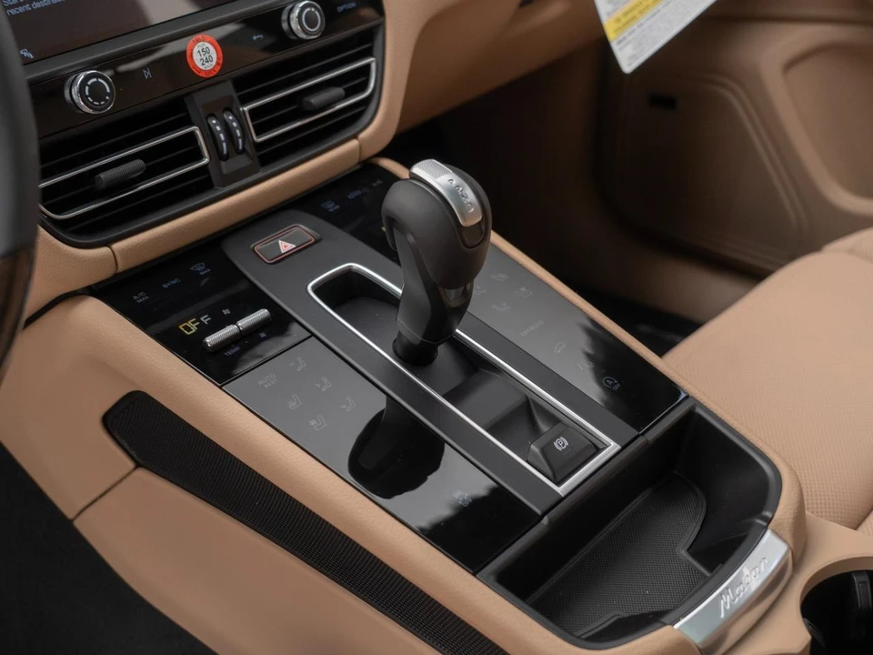 2026 Porsche Macan - Image 26 of 31