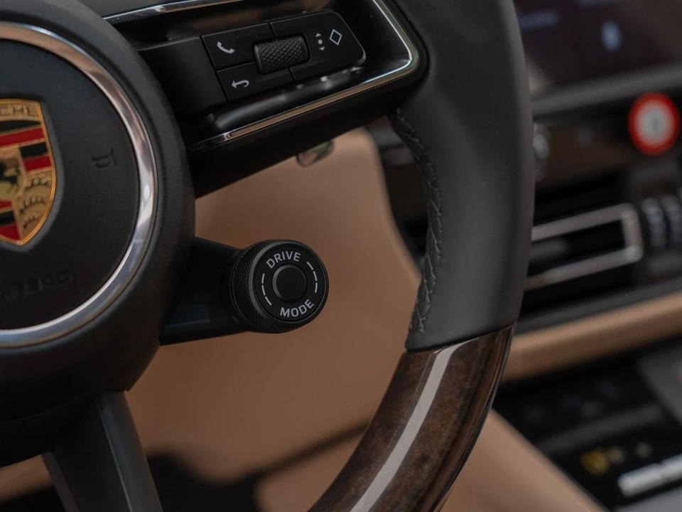 2026 Porsche Macan - Image 27 of 31